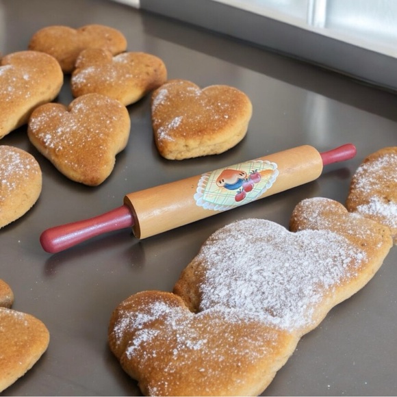 Vintage wooden rolling pin with red handles & painting of pie & apples on - Picture 1 of 6